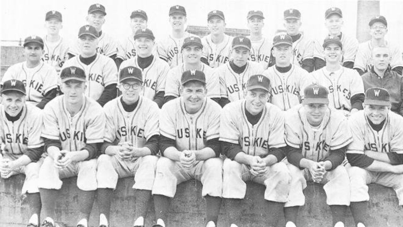 Black and white photo of 1959 Huskies baseball team